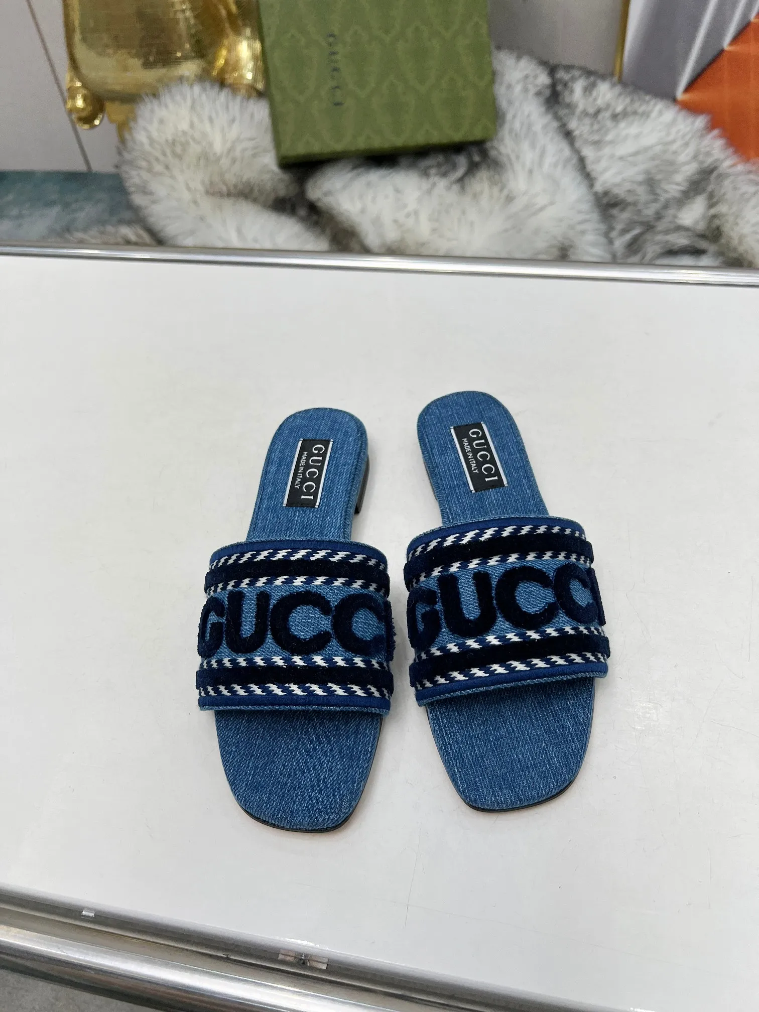 👟👟Ex-factory price 340👟👟 Genuine leather sole 200 Gucci 2024/Spring and summer new electric embroidery flat slippers hot style online —————————————— Perfect interpretation! The original development supports any comparison in the market! Carefully crafted materials! Months in the making! The pattern is extremely beautiful! Unique charm. The fabric is made from the original one-to-one ratio! Flash sale market free version! The thorn lines and three-dimensional effect are full! High-end and high-end Factory No.: 828-16 ꫛꫀꪝ Go➫ Materials: ❶ Upper: Electric embroidery environmentally friendly washed denim fabric ❷ Feet: imported sheepskin, lining sheepskin. ❸Outsole! Original Italian leather outsole ➕ Rubber outsole ........................................ ♡Size: 35-44 ♡Colour: 1cm